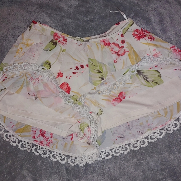 High waisted flowy floral shorts - Picture 2 of 7